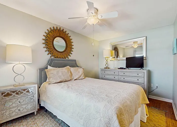 Beachfront With Private Balcony Outdoor Pool Direct Access & Views Holiday home Gulf Shores
